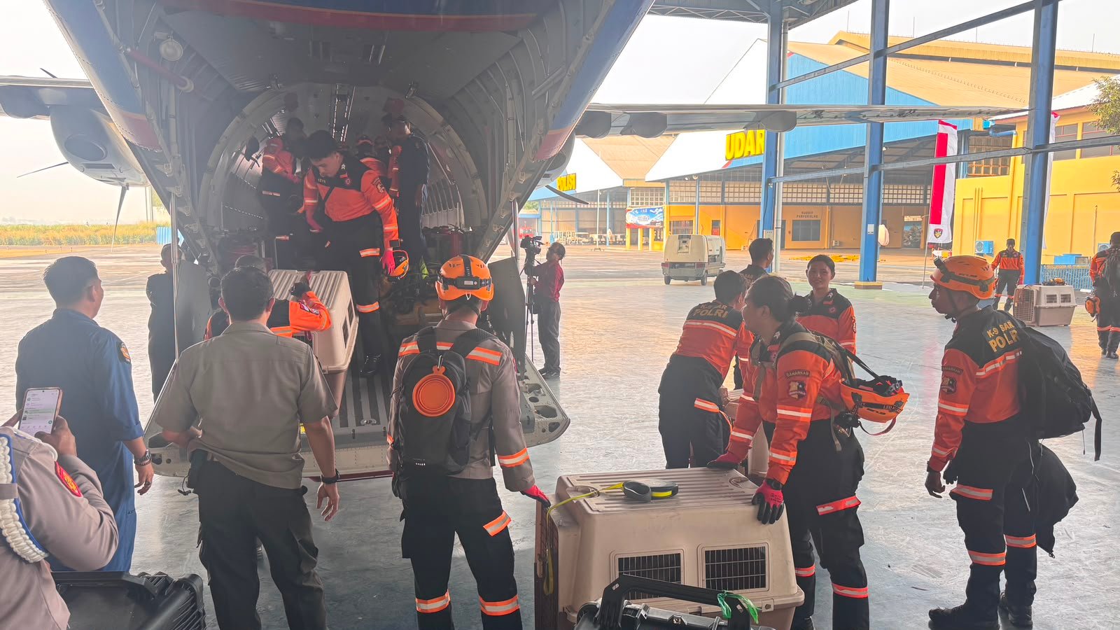 Terbang dengan Pesawat Khusus, Polri Kerahkan 10 K9 SAR Berpengalaman ke Flores, Misi Pencarian Korban